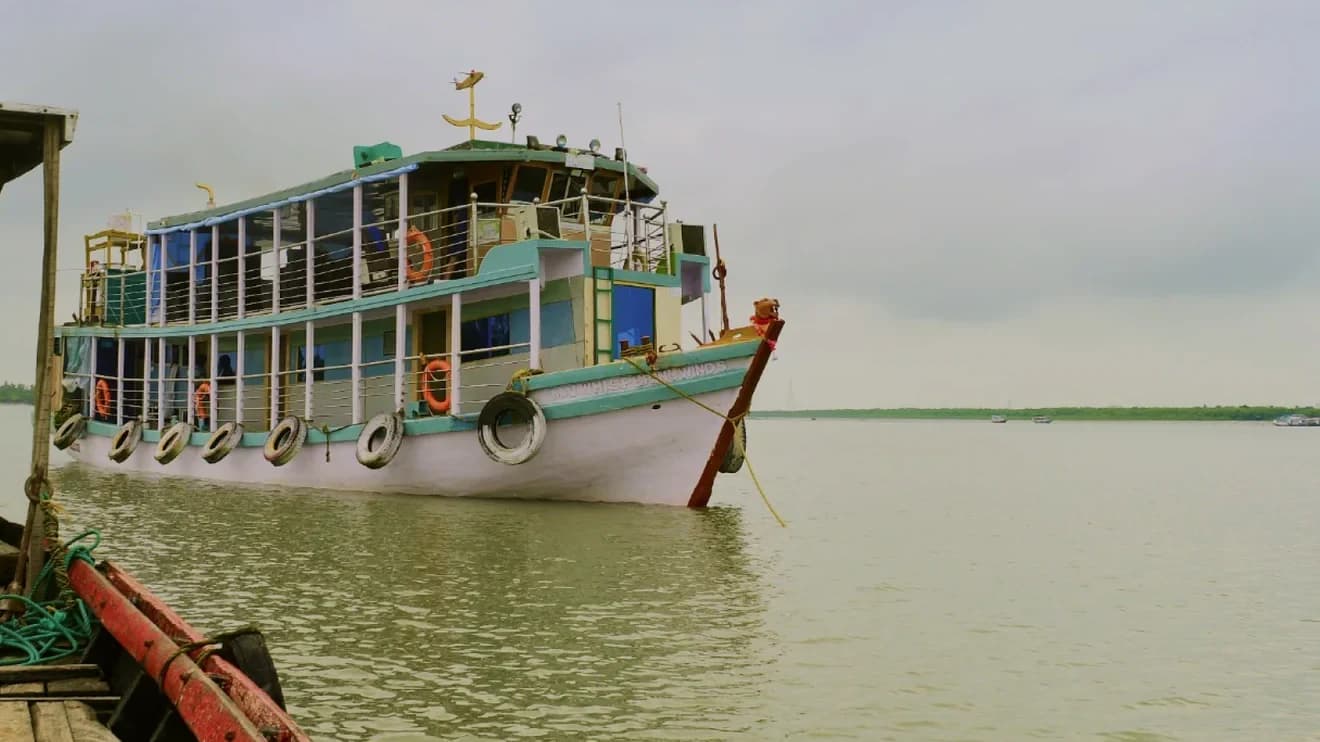 Whispering Winds houseboat on the Sundarban waterways in daylight